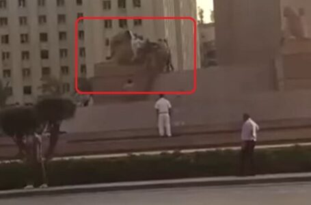 فيديو .. تفاصيل محاولة شخص تحطيم كباش ميدان التحرير