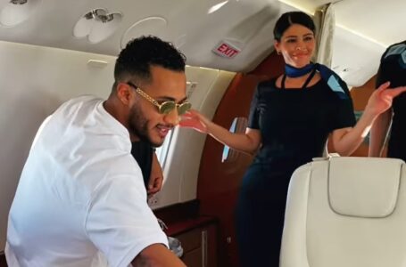 فيديو | محمد رمضان يستفز جمهوره مجددا برقصة مع مضيفتي طائرته .. ويعلق: الألمانية رزق