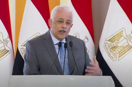 طارق شوقى يرد على انتقادات « كتاب رابعة ابتدائى » : هجوم على مناهج مصر الجديدة