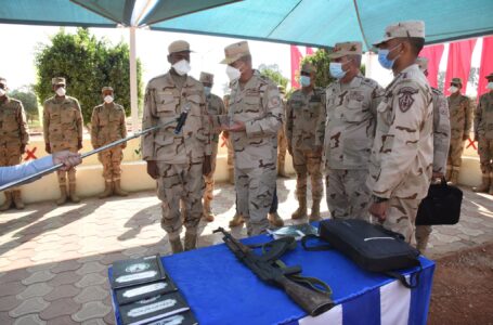 أدار حوارًا مع المجندين.. وزير الدفاع يتفقد معسكر إعداد وتأهيل مقاتلي شمال سيناء