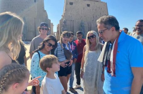 وزير السياحة يتابع التجهيزات النهائية لاحتفالية طريق الكباش ويلتقى السائحين