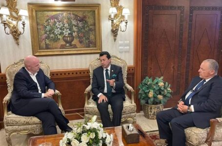 أشرف صبحي يستقبل رئيس الفيفا خلال زيارته إلى مصر