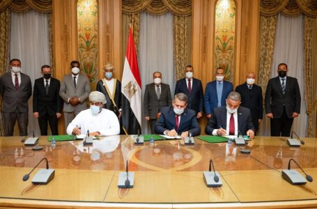 وزير الدولة للإنتاج الحربى يشهد توقيع بروتوكول تعاون فى مجال إقامة وتشغيل المواقف الذكية
