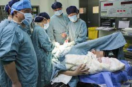 أول متلقية لزرع قلب ورئة في الصين تلد طفلة
