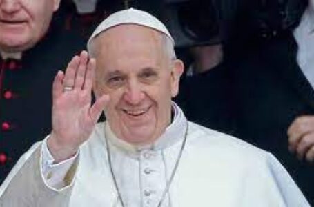 بابا الفاتيكان يدعو الاتحاد الأوروبي إلى تحسين عملية توزيع المهاجرين