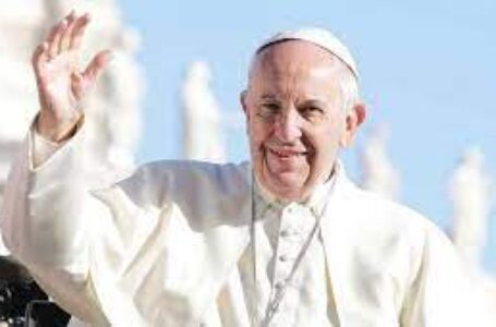 البابا فرنسيس يستقبل مهاجرين من قبرص في عيد ميلاده الـ 85