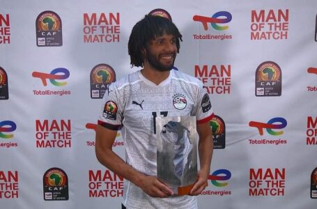 محمد النني يفوز بجائرة أفضل لاعب في مباراة مصر وكوت ديفوار