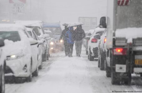 اضطراب حركة النقل البري والجوي في اسطنبول وأثينا بسبب تساقط الثلج بكثافة
