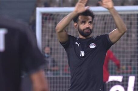 قبل انطلاق مباراة السودان محمد صلاح يخطف الأنظار والجماهير تهتف للاعب |شاهد
