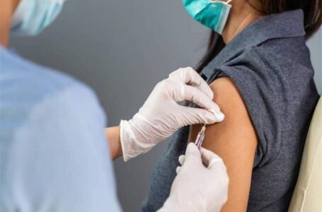 الحكومة تنفي وقف الرسائل لمتلقي الجرعة التنشيطية للقاح كورونا