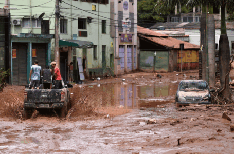 مقتل 16 شخصا بفيضانات في الإكوادور وتسرّب نفطي يهدد السكان الأصليين