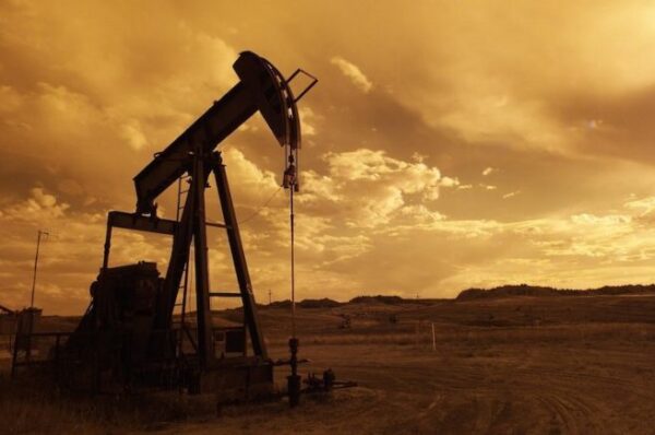 أسعار النفط تتراجع 3% عن أعلى مستوياته في 7 سنوات