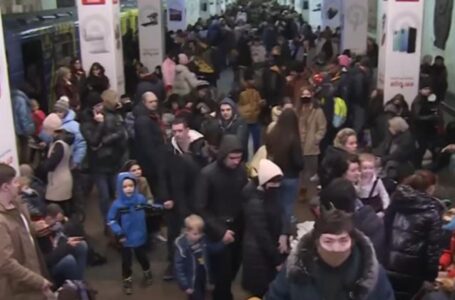 شاهد مئات الأوكرانيون يختبئون داخل محطات المترو هربًا من القصف الروسي