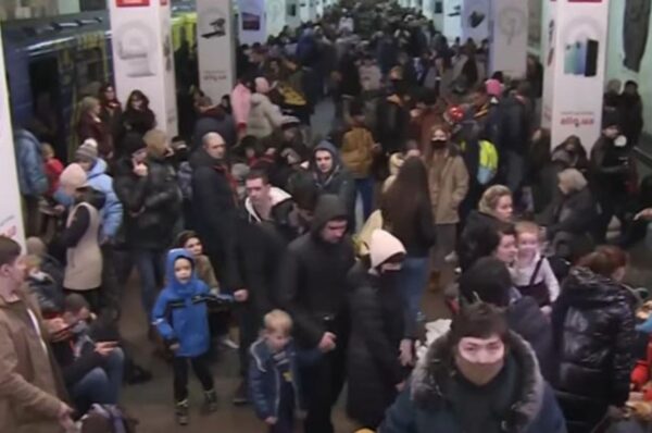شاهد.. مئات الأوكرانيون يختبئون داخل محطات المترو هربًا من القصف الروسي