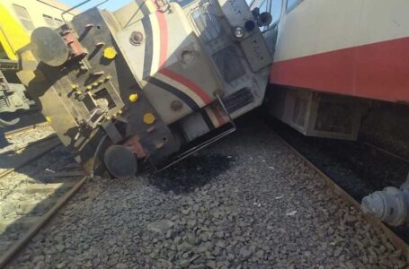 خروج قطار عن القضبان في طنطا وسقوطه على قطار المنصورة