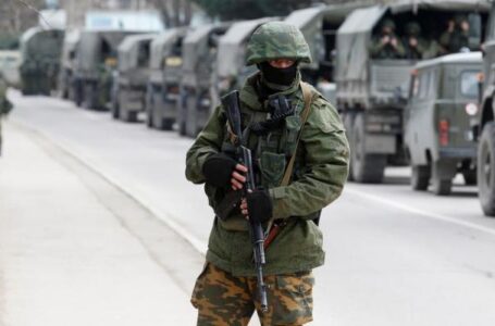 بعد إعلان إنسحابها القوات الروسية تقصف قرية لوجنسك شرق أوكرانيا