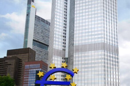 البنك المركزي الأوربي يحذر من تصاعد التوترات في أوكرانيا