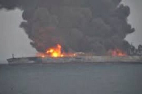 لحظة غرق سفينة نفط عملاقة بعد انفجارها في نيجيريا (فيديو)