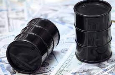 النفط يعود للانخفاض وروسيا تعد بالوفاء بعقود الإمداد