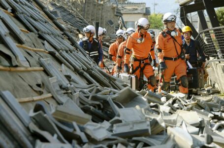 مشاهد مخيفة لزلزال اليابان… منازل تتراقص وقطارات تتأرجح… فيديوهات