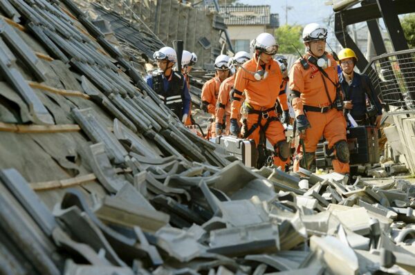 مشاهد مخيفة لزلزال اليابان... منازل تتراقص وقطارات تتأرجح... فيديوهات