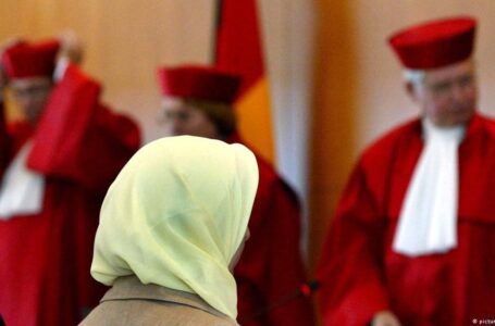 أكبر محكمة فرنسية تؤيد حظر ارتداء المحاميات للحجاب في محاكم ليل