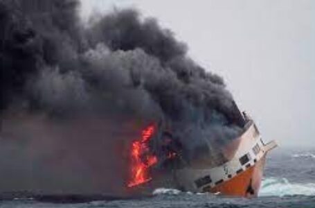 غرق سفينة الشحن المحترقة التي تحمل سيارات فولكس فاجن في المحيط الأطلسي