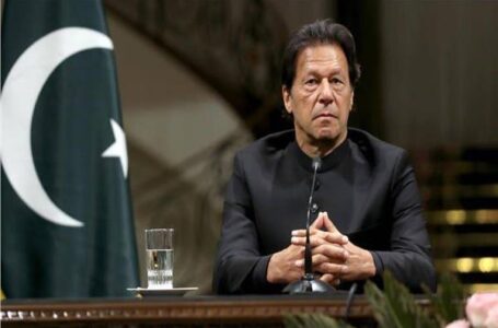 البرلمان الباكستاني يعزل رئيس الوزراء عمران خان