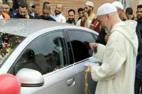 سيارة فارهة عيدية فاخرة لـ إمام مسجدهم في إسبانيا