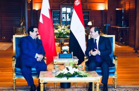 السيسي وملك البحرين يبحثان الفرص المتاحة لتعزيز التعاون