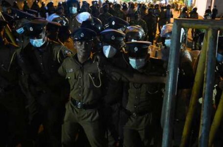 الرئيس السريلانكي يفر من مقره عقب إقتحام متظاهرين المجمع الرئاسي 