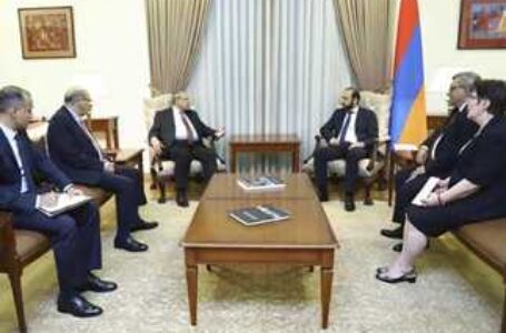 مساعد وزير الخارجية للشؤون الأوروبية يعقد مشاورات سياسية أثناء زيارته إلى أرمينيا