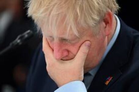 استقالة خمس وزراء بالحكومه البريطانيه لسوء تقدير “جونسون” وانعدام النزاهة