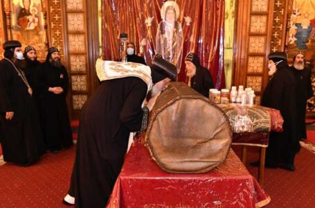 البابا تواضروس يتمم طقس التطييب لـ رفات القديس الأنبا بيشوى بوادي النطرون
