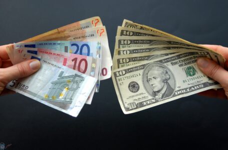 اليورو يتخطى 19 جنيهًا في مصر.. تعرف على أسعار اليورو والدولار اليوم