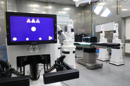 الروبوت الجراحي يعالج مرضى الأورام بـ«قصر العيني» بالمجان
