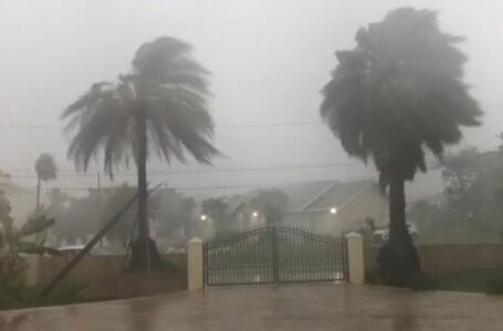 الإعصار إيان يصل إلى فلوريدا بقوة عاتية