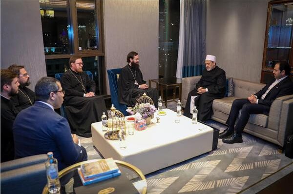 الإمام الأكبر يستقبل وفد كنسي روسي مشارك في مؤتمر زعماء الأديان