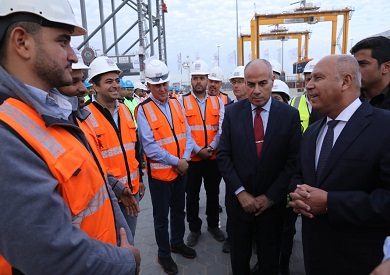 وزير النقل يبدأ التشغيل التجريبي لمحطة تحيا مصر بميناء الإسكندرية
