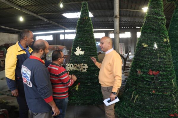 محافظة القاهرة توزع شجرة الكريسماس على الميادين العامة استعدادا لأعياد الميلاد