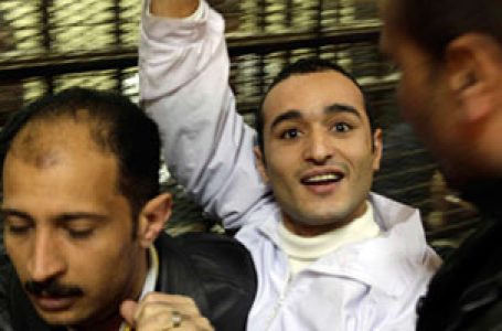 أحمد دومة حارق تراث مصر حرا طليقا بعفوا رئاسيا