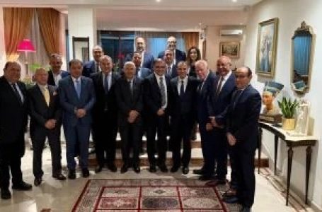 وزير الخارجية مع رجال أعمال وبنوك مغربية لبحث فرص الاستثمار المشترك