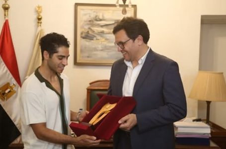 مينا مسعود يتسلم درع الثقافة المصرية ويُعلَن سفيرًا للفنون في الخارج