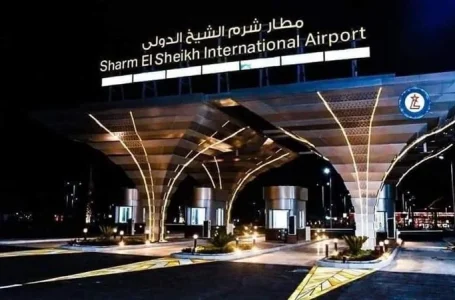 صدمة في مطار شرم الشيخ: سقوط لوحة إعلانية تنهي حياة سائحة وتصيب أخريين