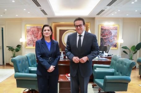 مصر تبحث مع الصحة العالمية دعم صناعة الدواء والتحول الرقمي