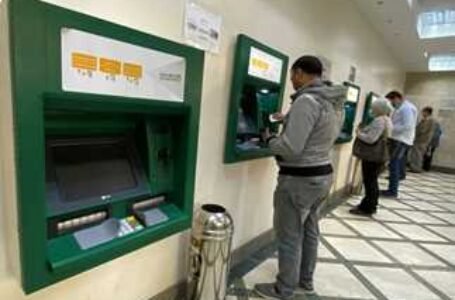 رسوم السحب من ماكينات الـATM.. اختلافات بين البنوك وحدود يومية صارمة