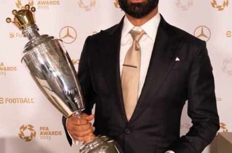 وزير الشباب يهنئ محمد صلاح بعد تتويجه بجائزة أفضل لاعب في إنجلترا للمرة الثالثة