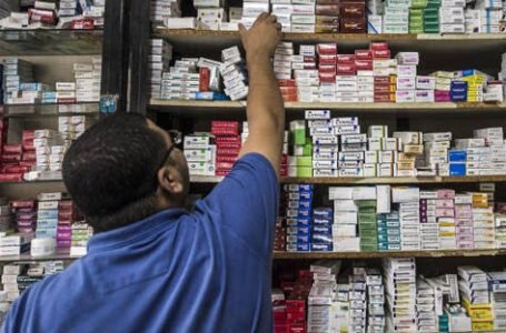 أزمة الدواء تتفاقم في مصر: ارتفاع التكاليف يُغلق صيدليات ويُهدد بتوقف إنتاج أدوية حيوية