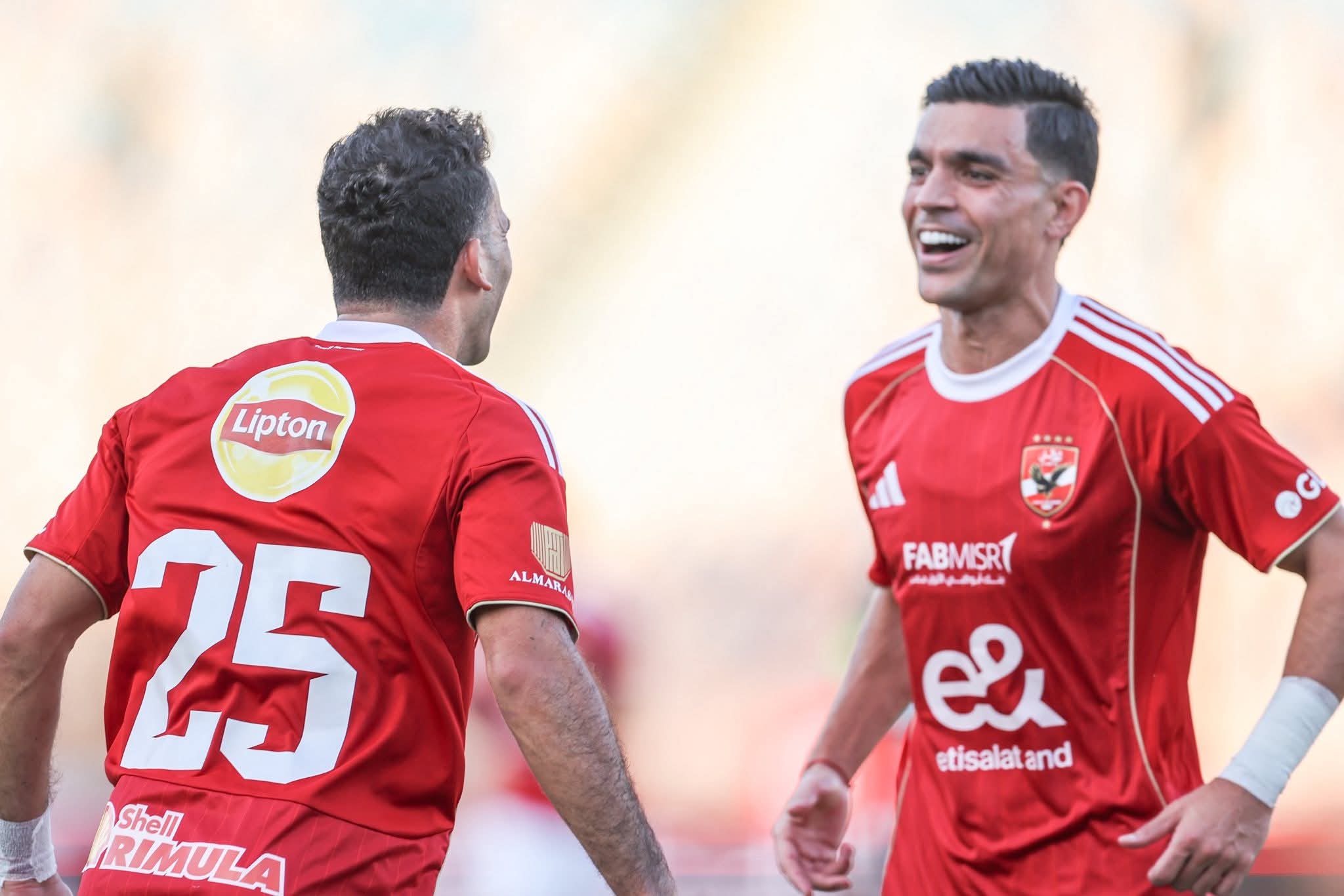 الأهلى يتصدر الدوري