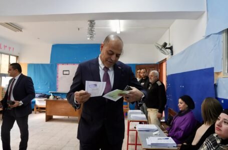 وزير العمل يدلي بصوته في «التجمع الخامس» ويدعو العمال للمشاركة الانتخابية